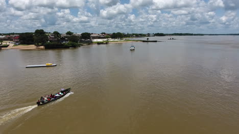 Vuelo-De-Drones-Sobre-Un-Barco-En-El-Río-Mana-De-Guayana-Saint-Laurent-Du-Maroni